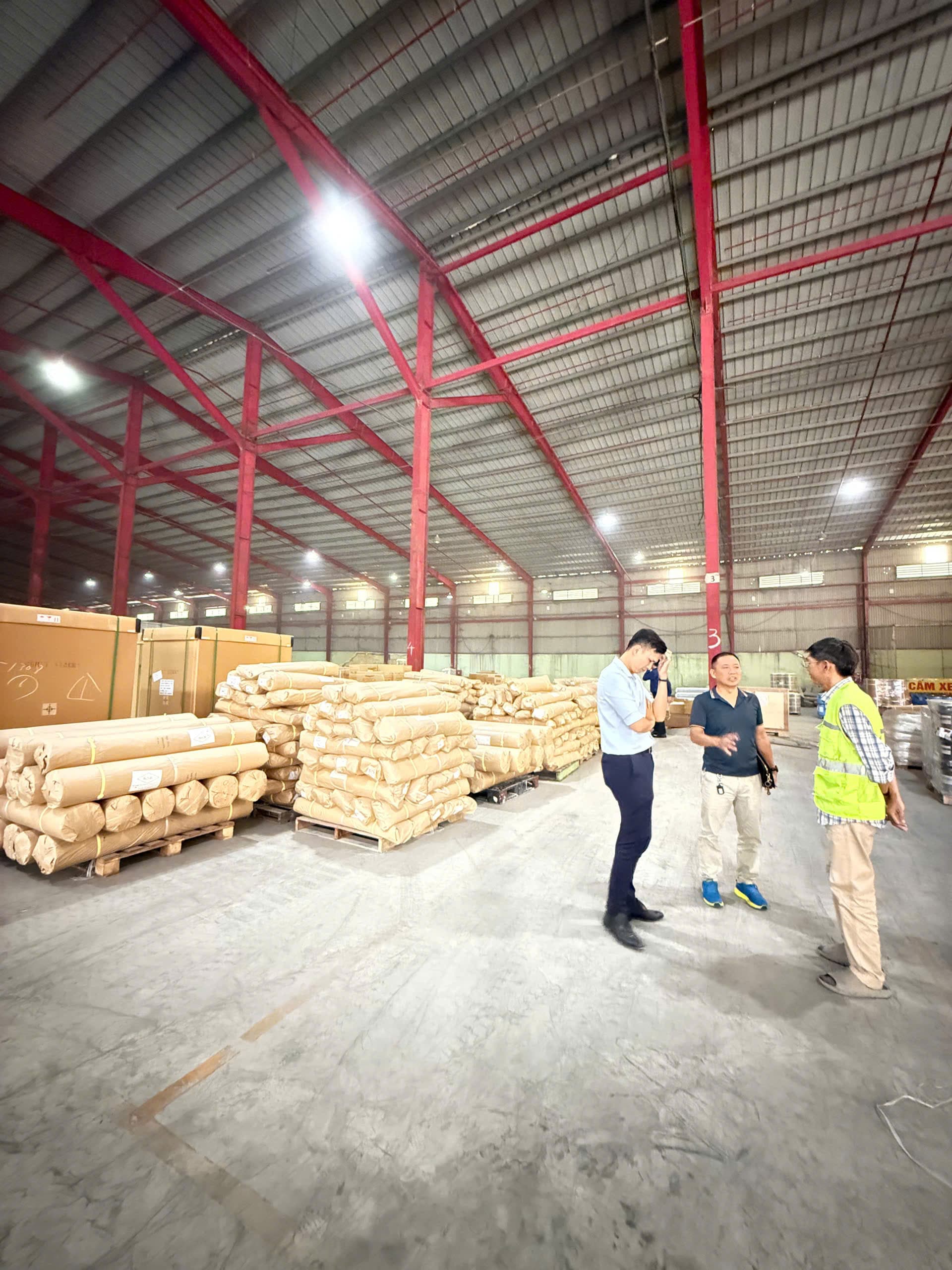 Kho xử lý kiện hàng tại TP.HCM — chuẩn bị xuất và đóng gói cho tuyến Mỹ